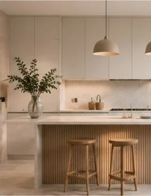 Cocina blanca con isla de madera, lámparas colgantes y encimera de mármol