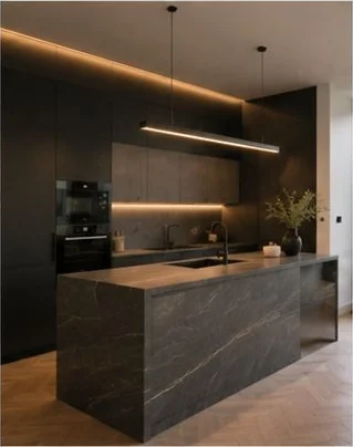 Cocina en verde salvia con isla de piedra e iluminación bajo mueble